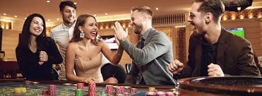 Tampilan meja European Roulette live dengan roda dan dealer sungguhan